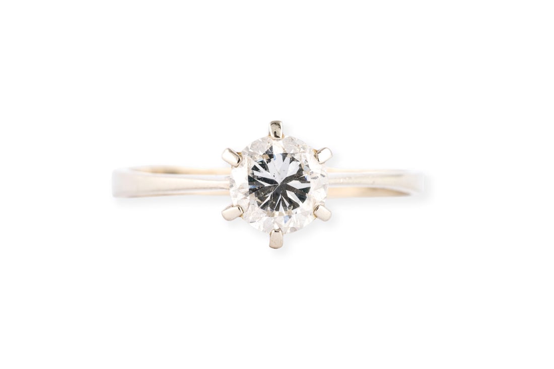 SOLITAER BRILLANT RING: SOLITAER BRILLANT RING WG 585. Ringmass: ca. 61. Ges.-Gew.: ca. 2,7 g. Solitaerring, besetzt mit einem Brillanten von ca. 1.06 ct. G/P.