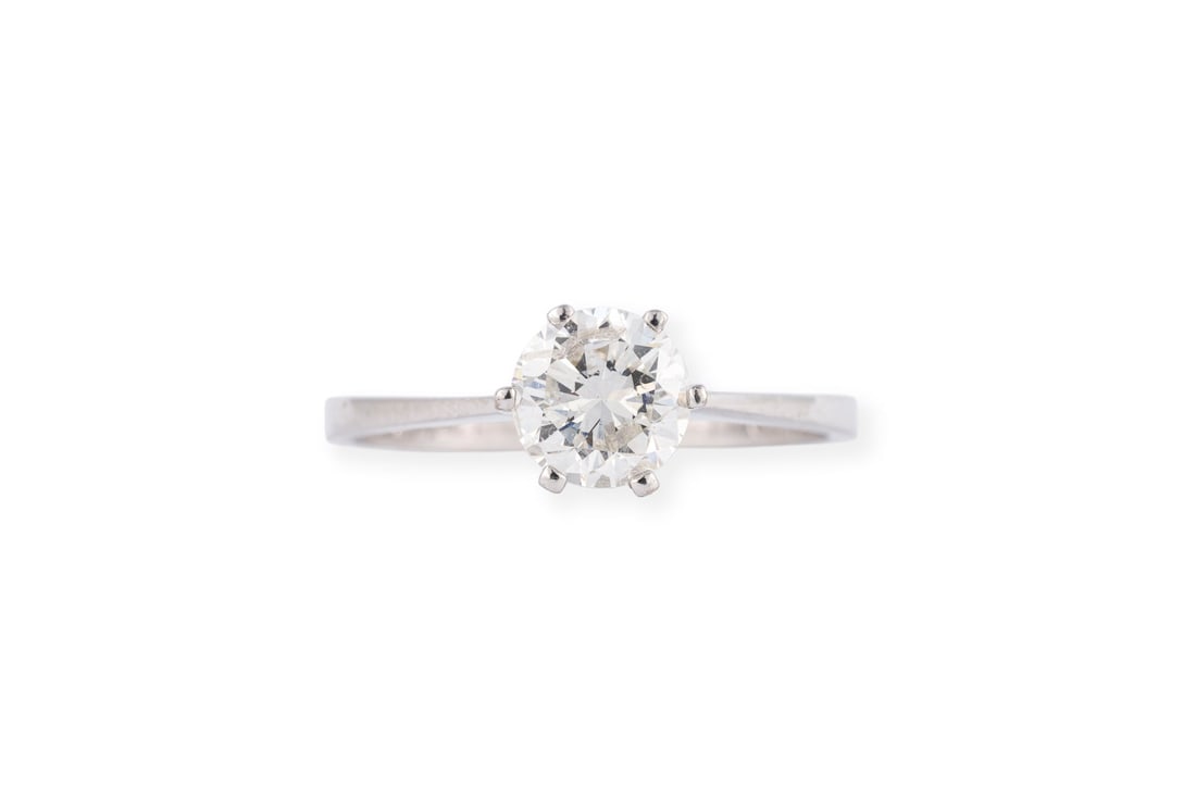 SOLITAER BRILLANT RING: SOLITAER BRILLANT RING WG 750. Ringmass: ca. 54. Ges.-Gew.: ca. 2,6 g. Ring, besetzt mit einem Brillanten von ca. 0.87 ct. G/SI.
