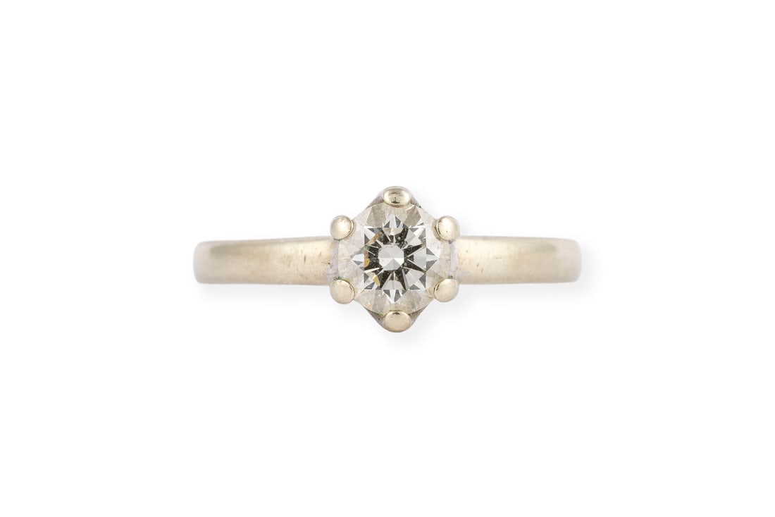SOLITAER DIAMANT RING: SOLITAER DIAMANT RING WG 585. Ringmass: ca. 53. Ges.-Gew.: ca. 2,2 g. Solitaerring, besetzt mit einem Diamanten im Altschliff von ca. 0.51 ct. J/VS.
