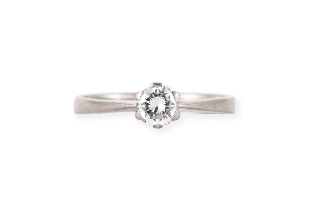 SOLITAER BRILLANT RING: SOLITAER BRILLANT RING WG 750. Ringmass: ca. 58. Ges.-Gew.: ca. 3,2 g. Solitaerring, besetzt mit einem Brillanten von ca. 0.50 ct G/VS.