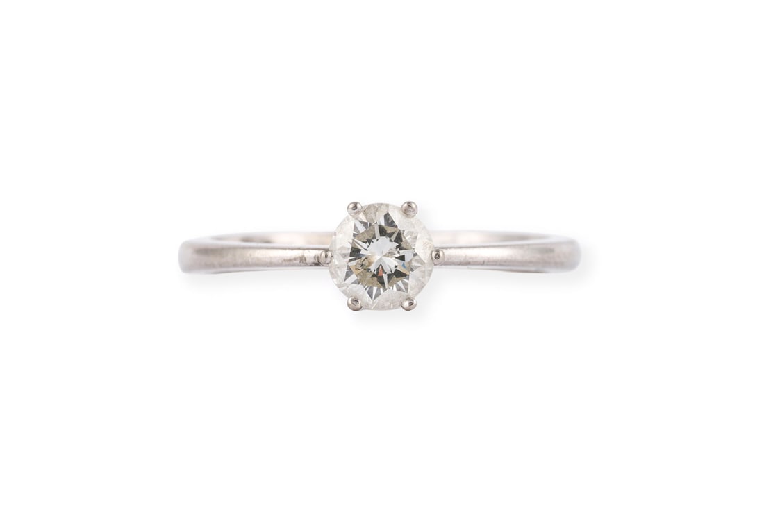 SOLITAER BRILLANT RING: SOLITAER BRILLANT RING WG 585. Ringmass: ca. 53. Ges.-Gew.: ca. 2,5 g. Ring, besetzt mit einem Solitaer-Brillanten von ca. 0.47 ct. H/P.