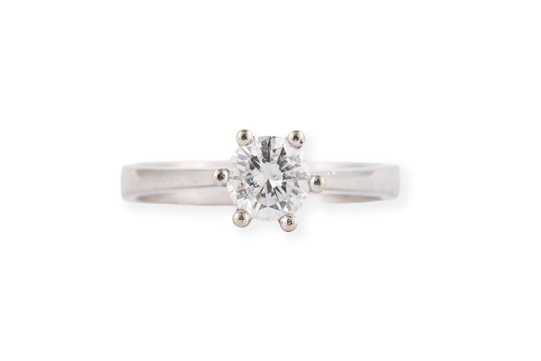 SOLITAER BRILLANT RING: SOLITAER BRILLANT RING WG 750 (getestet). Ringmass: ca. 53. Ges.-Gew.: ca. 4,3 g. Solitaerring, besetzt mit einem Brillanten von ca. 0.645 ct. E/SI.