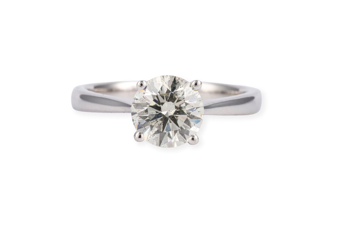 SOLITAER BRILLANT RING: SOLITAER BRILLANT RING WG 750. Ringmass: ca. 54. Ges.-Gew.: ca. 3,6 g. Solitaerring, besetzt mit einem Brillanten von ca. 1.62 ct. J/SI2. Fluoreszenz: keine. Prop/Pol/Sym: EX/VG/EX. Expertise: Inkl.