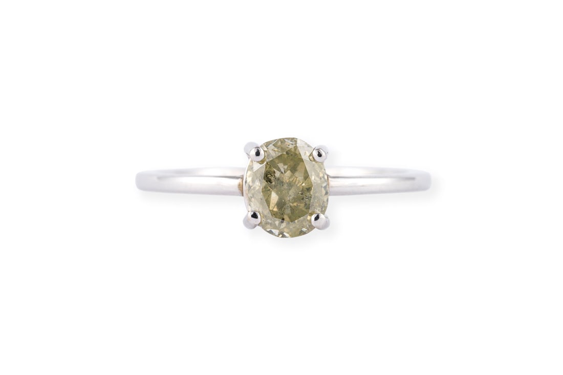 SOLITAER DIAMANT RING: SOLITAER DIAMANT RING WG 585. Ringmass: ca. 53. Ges.-Gew.: ca. 2,1 g. Solitaerring, besetzt mit einem oval facettierten Diamanten von ca. 0.82 ct. N/P.