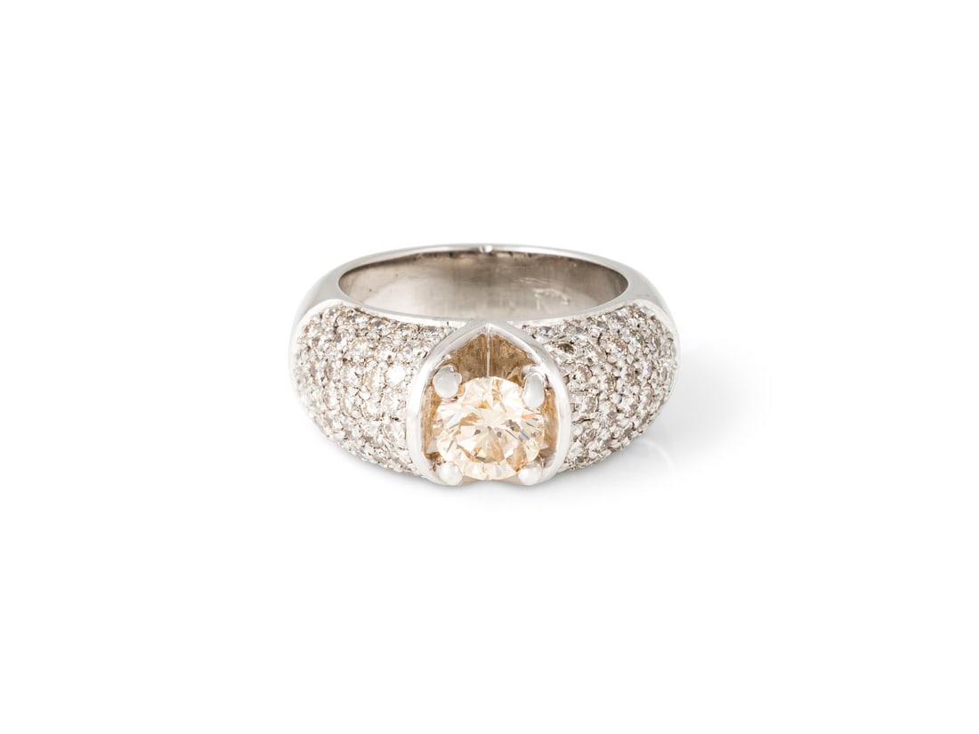 MASSIVER FANCY DIAMOND RING: MASSIVER FANCY DIAMOND RING WG 750. Ringmass: ca. 54. Ringbreite: ca. 10,0 mm. Ges.-Gew.: ca. 13,1 g. Ring mit einem zentralen Fancy Brillanten von ca. 1.01 ct. in Fancy Brown-Yellow. Die restlichen B
