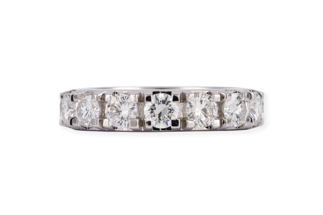 FANTASTISCHER ETERNITY RING: FANTASTISCHER ETERNITY RING WG 750. Ringmass: ca. 57. Ringbreite: ca. 4,9 mm. Ges.-Gew.: ca. 6,5 g. Memoirering, besetzt mit Brillanten zus. ca. 3.50 ct. F-G/VVS-VS.