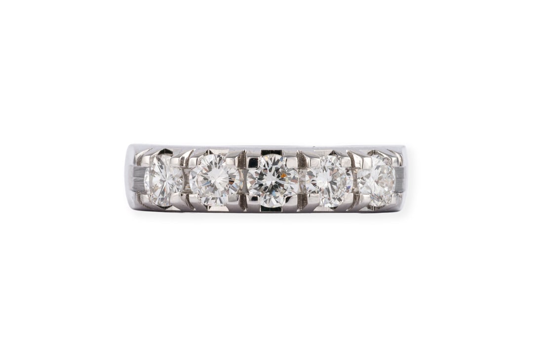 FEURIGER BRILLANTEN RING: FEURIGER BRILLANTEN RING WG 750. Ringmass: ca. 55. Ringbreite: ca. 4,6 mm. Ges.-Gew.: ca. 4,7 g. Ring, besetzt mit 5 Brillanten zus. ca. 0.79 ct. F-G/VS.
