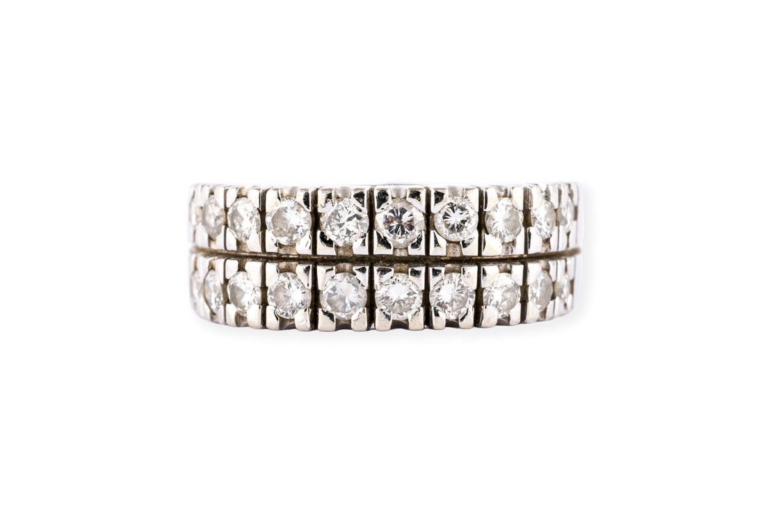 HALB MEMOIRE RING: HALB MEMOIRE RING WG 585. Ringmass: ca. 62. Ringbreite: ca. 8,2 mm. Ges.-Gew.: ca. 11,5 g. Zweireihiger Halbmemoirering, besetzt mit Brillanten zus. ca. 1.25 ct.