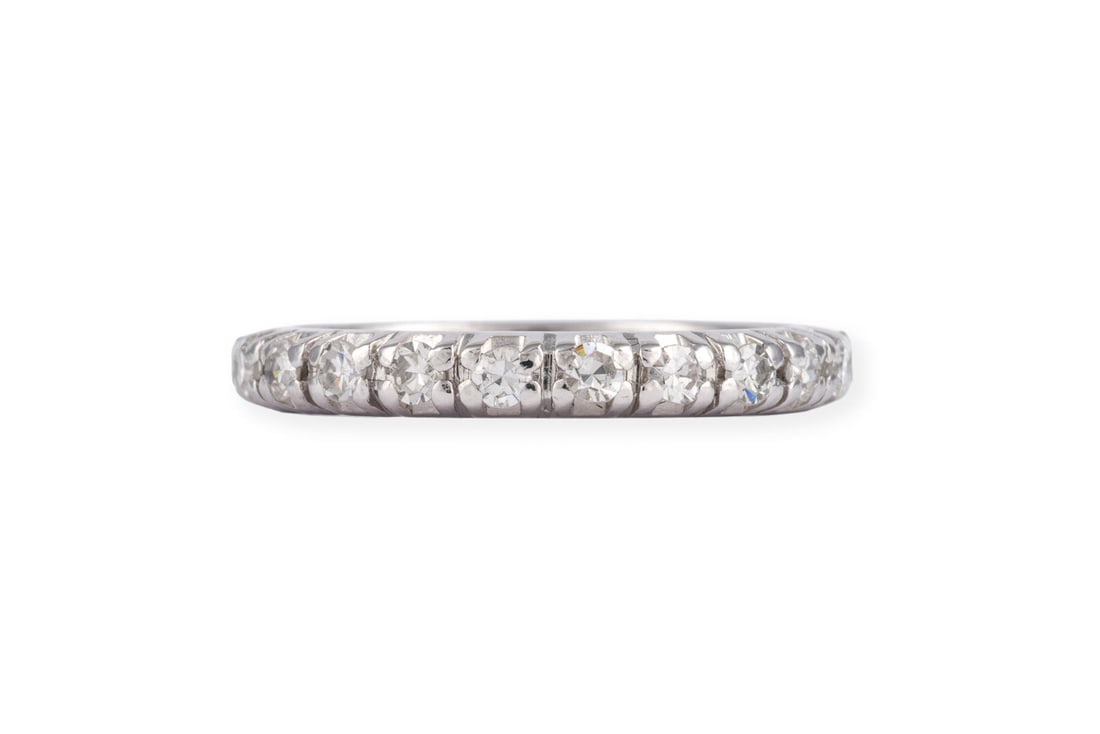ETERNITY RING: ETERNITY RING WG 750 (getestet). Ringmass: ca. 49. Ringbreite: ca. 2,7 mm. Ges.-Gew.: ca. 2,2 g. Eternity-Ring besetzt mit Diamanten im Brillant- und 8/8-Schliff zus. ca. 0.66 ct. F-G/ VVS-SI.