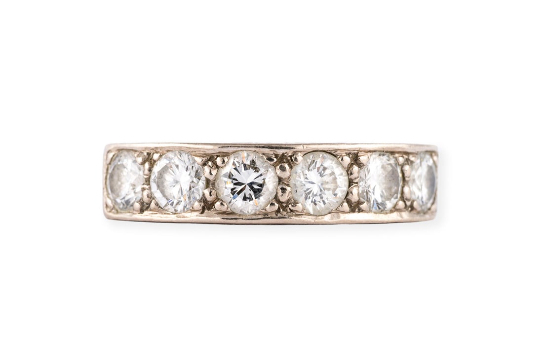 HALB MEMOIRE RING: HALB MEMOIRE RING WG 750 (getestet). Ringmass: ca. 54. Ringbreite: ca. 5,0 mm. Ges.-Gew.: ca. 4,8 g. Halb-Memoire-Ring, besetzt mit Diamanten zus. ca. 1.50 ct. G-H/VS-SI.