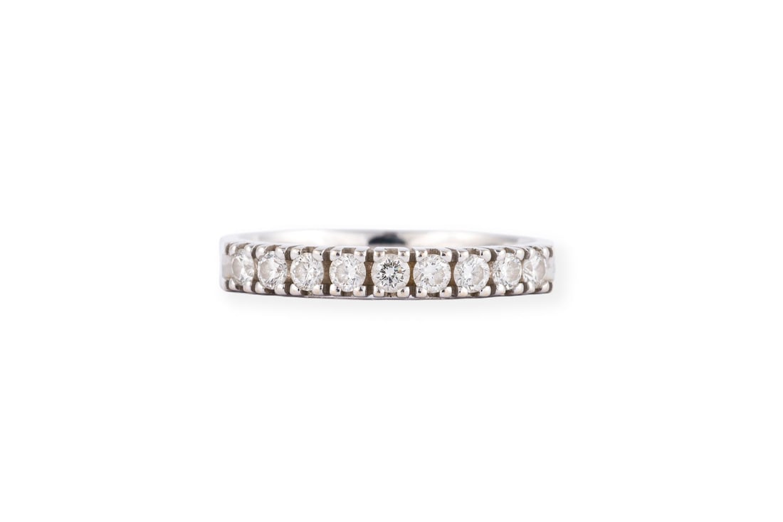 'WEMPE' HALB MEMOIRE RING: WEMPE' HALB MEMOIRE RING WG 750. Ringmass: ca. 51. Ringbreite: ca. 2,7 mm. Ges.-Gew.: ca. 2,7 g. Halb-Memoirering besetzt mit Brillanten zus. ca. 0.45 ct.