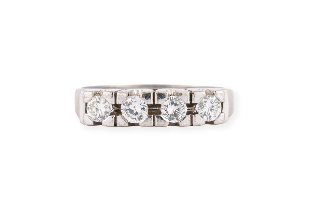 KLASSISCHER BRILLANT RING: KLASSISCHER BRILLANT RING WG 585. Ringmass: ca. 53. Ringbreite: ca. 4,1 mm. Ges.-Gew.: ca. 3,9 g. Ring, besetzt mit 4 Brillanten zus. ca. 0.40 ct. F-G/VS Min. best.