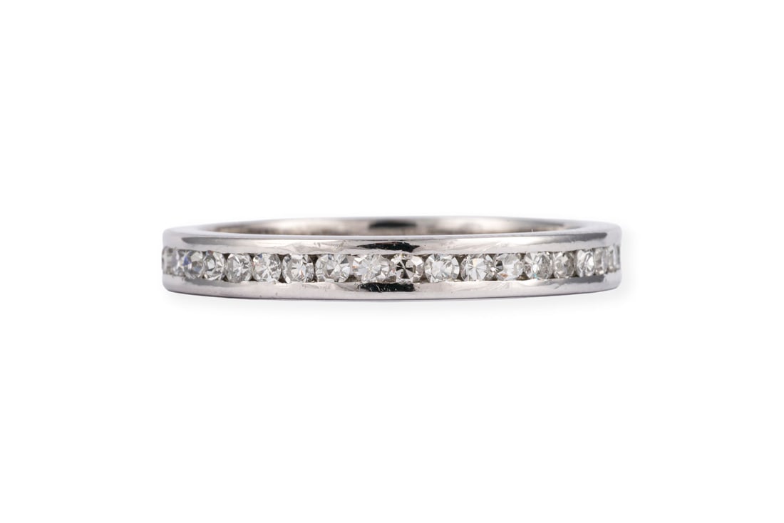 FEINER ETERNITY RING: FEINER ETERNITY RING WG 750. Ringmass: ca. 54. Ringbreite: ca. 2,8 mm. Ges.-Gew.: ca. 2,8 g. Eternityring, besetzt mit Diamanten im Brillant- und 8/8-Schliff zus. ca. 0.50 ct. G-H/VVS-SI.