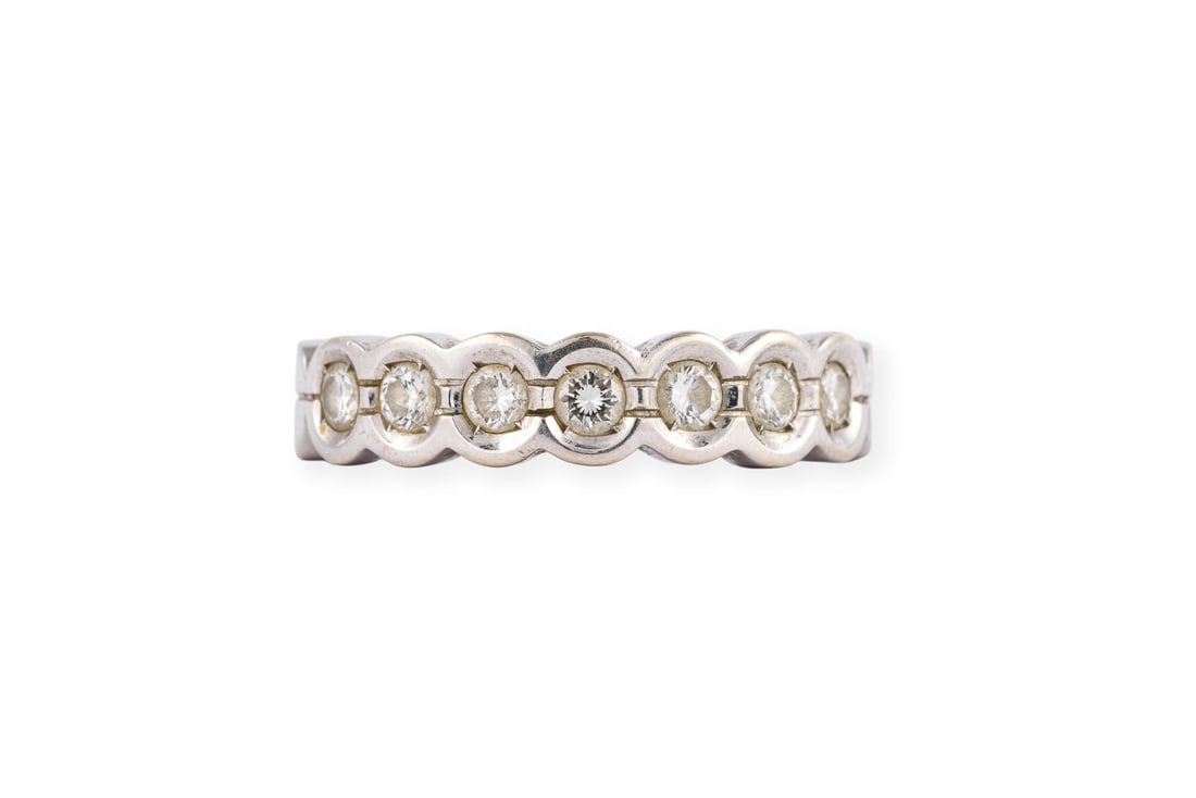 HALB MEMOIRE RING: HALB MEMOIRE RING WG 585. Ringmass: ca. 53. Ringbreite: ca. 5,0 mm. Ges.-Gew.: ca. 4,3 g. Ring, besetzt mit Brillanten zus. ca. 0.45 ct G-H/VS.