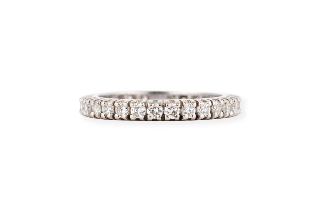 ETERNITY RING: ETERNITY RING WG 585 (getestet). Ringmass: ca. 55. Ringbreite: ca. 3,0 mm. Ges.-Gew.: ca. 3,7 g. Eternity-Ring, besetzt mit Brillanten zus. ca. 0.70 ct. F-G/VS.
