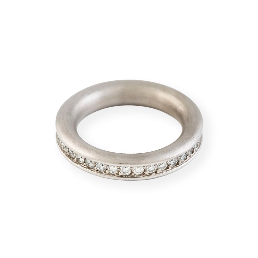 'SCHMUCKWERK' DESIGN MEMOIRE RING: SCHMUCKWERK' DESIGN MEMOIRE RING WG 750. Ringmass: ca. 54. Ges.-Gew.: ca. 11,1 g. Goldschmiedearbeit. Memoirering, seitlich mattiert und abgerundet gearbeitet. Insgesamt ca. 35 Brillanten zus. ca. 1.0