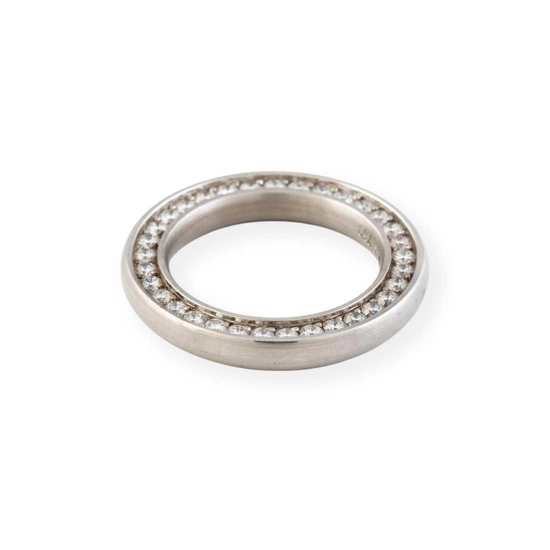 'SCHMUCKWERK' DESIGN BRILLANT RING: SCHMUCKWERK' DESIGN BRILLANT RING WG 750. Ringmass: ca. 54. Ges.-Gew.: ca. 11,1 g. Goldschmiedearbeit. Zweiseitig gearbeitet. Eine Seite mattiert, unbesetzt und mit gerundeten UEbergaengen. Die andere