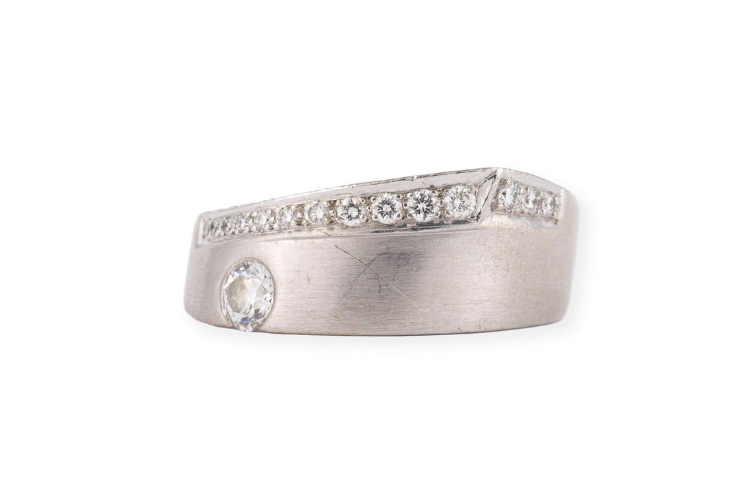 ASYMMETRISCHER BRILLANT RING: ASYMMETRISCHER BRILLANT RING WG 750. Ringmass: ca. 56. Ringbreite: ca. 9,0 mm. Ges.-Gew.: ca. 10,5 g. Moderner und mattierter Ring, leicht asymmetisch, besetzt mit Brillanten zus. ca. 0.50 ct. F-G/VVS