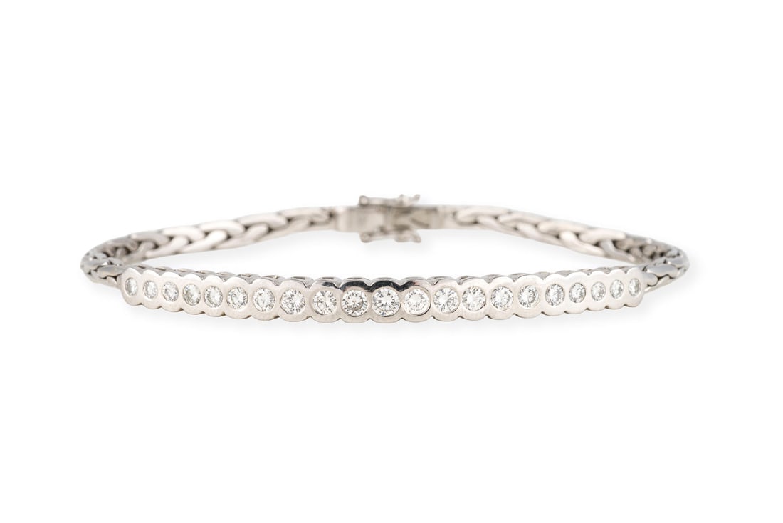 BRILLANT ARMBAND: BRILLANT ARMBAND WG 750. L.: ca. 19,0 cm. Ges.-Gew.: ca. 20,9 g. Halbes Tennisarmband, besetzt mit Brillanten zus. ca. 1.44 ct. F-G/VVS-SI. Kastenschloss mit doppelter Sicherheitsacht.