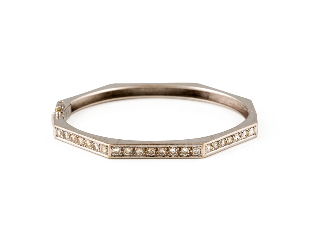 OKTAGONALER DIAMANT ARMREIF: OKTAGONALER DIAMANT ARMREIF WG 750. Masse: D.(innen): ca. 60,0 mm. B.: ca. 5,0 mm. Ges.-Gew.: ca. 30,3 g. Oktagonaler Armreif, besetzt mit ca. 22 Diamanten zus. ca. 1.32 ct.
