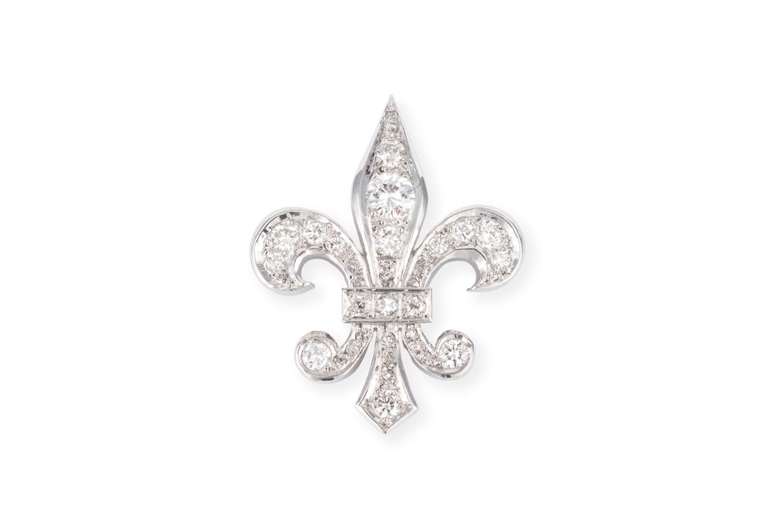 BOURBONISCHE LILIEN BROSCHE: BOURBONISCHE LILIEN BROSCHE WG 750. Masse: ca. 30,5 x 24,0 mm. Ges.-Gew.: ca. 9,0 g. Brosche in Form einer Bourbonischen Lilie, besetzt mit Brillanten und Rosendiamanten zus. ca. 0.70 ct. F-G/VVS-P.