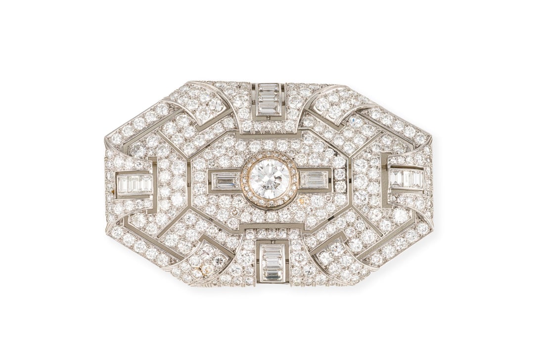GLAMOUROESE ART DECO BROSCHE: GLAMOUROESE ART DECO BROSCHE PT. Masse: ca. 61,7 x 39,0 mm. Ges.-Gew.: ca. 29,8 g. Glamouroese Art DEco Brosche, ueppig besetzt mit Diamanten im Alt-,Brillant, Baguette- und 8/8-Schliff zus. ca. 8.00