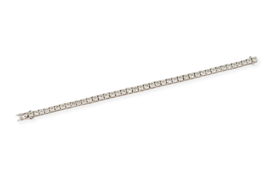 LUXURIOESES TENNIS ARMBAND 10.00 CT.: LUXURIOESES TENNIS ARMBAND 10.00 CT. WG 750. L.: ca. 18,0 cm. Ges.-Gew.: ca. 14,9 g. Tennisarmband, besetzt mit reichlich Diamanten zus. ca. 10.00 ct.