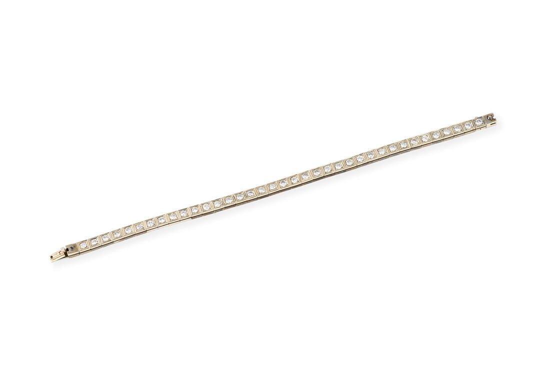TENNIS ARMBAND: TENNIS ARMBAND WG 750. L.: ca. 19,0 cm. B.: ca. 4,8 mm. Ges.-Gew.: ca. 18,4 g. Tennisarmband, besetzt mit Brillanten zus. ca. 3.30 ct. F-G/VVS-P. Kastenschloss.