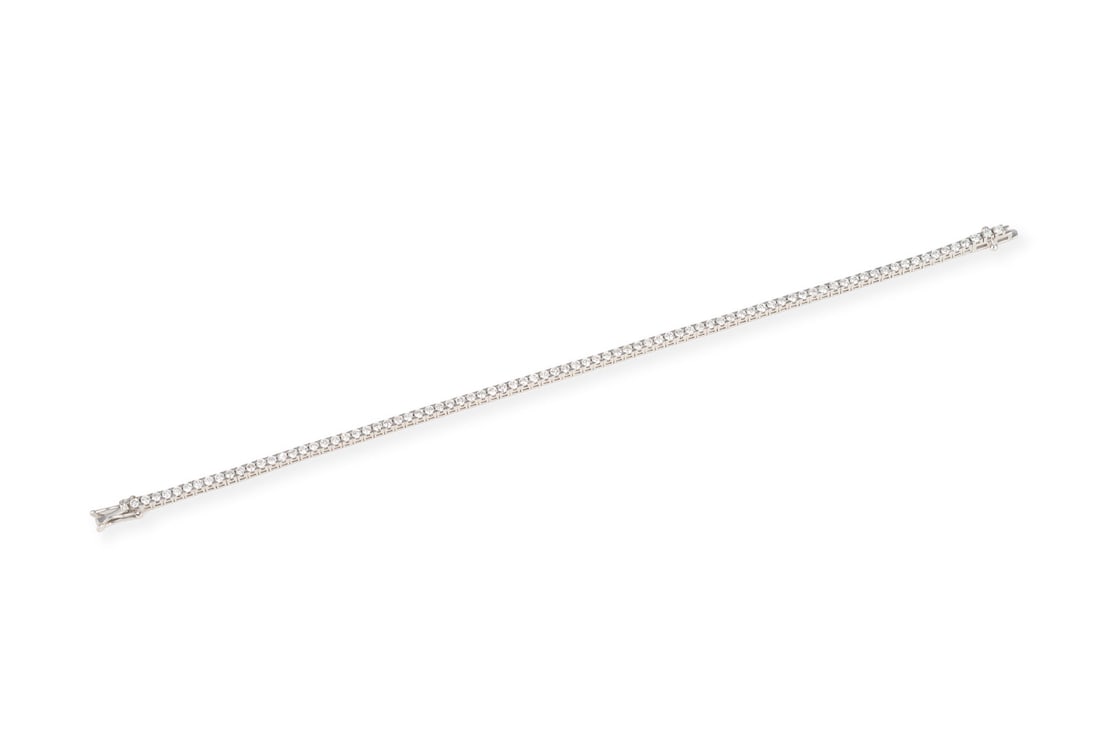TENNIS ARMBAND: TENNIS ARMBAND WG 750. Masse.: L.: ca. 19,0 cm. B.: ca. 2,1 mm. Ges.-Gew.: ca. 7,7 g. Tennisarmband, besetzt mit Brillanten zus. ca. 2.62 ct. F-G/VVS-SI. Kastenschloss mit doppelter Sicherheitsacht.