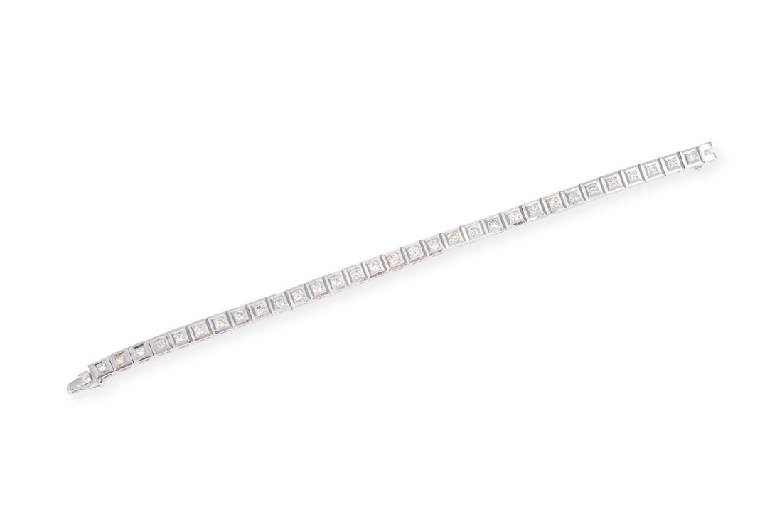 TENNIS ARMBAND: TENNIS ARMBAND WG 750. L.: ca. 17,5 cm. B.: ca. 5,2 mm. Ges.-Gew.: ca. 19,9 g. Tennisarmband, besetzt mit Brillanten zus. ca. 1.50 ct. H/VVS-P. Kastenschloss mit Sicherheitsacht.