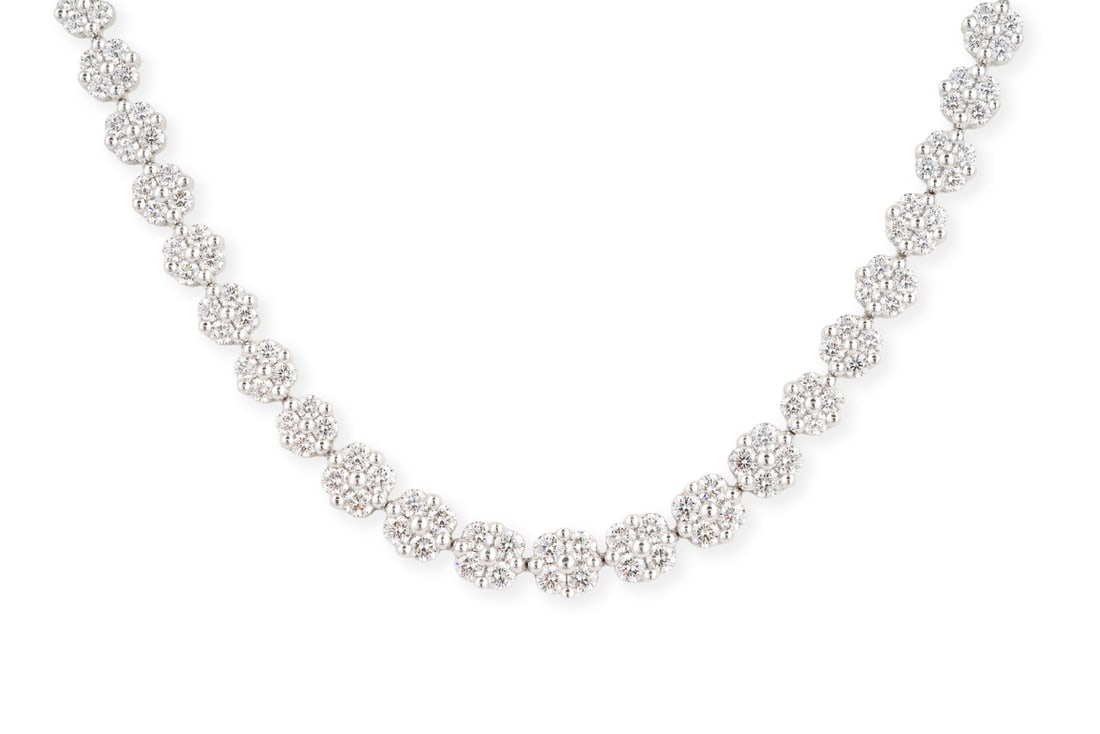 LUXURIOESES BRILLANT COLLIER: LUXURIOESES BRILLANT COLLIER WG 750. L.: ca. 42,0 - 45,0 cm. B.: ca. 6,4 mm. Ges.-Gew.: ca. 46,1 g. Funkelndes Collier, ueppig besetz mit Brillanten zus. ca. 12.50 ct. E-F/VVS-VS. Inkl. Zusatzglied um