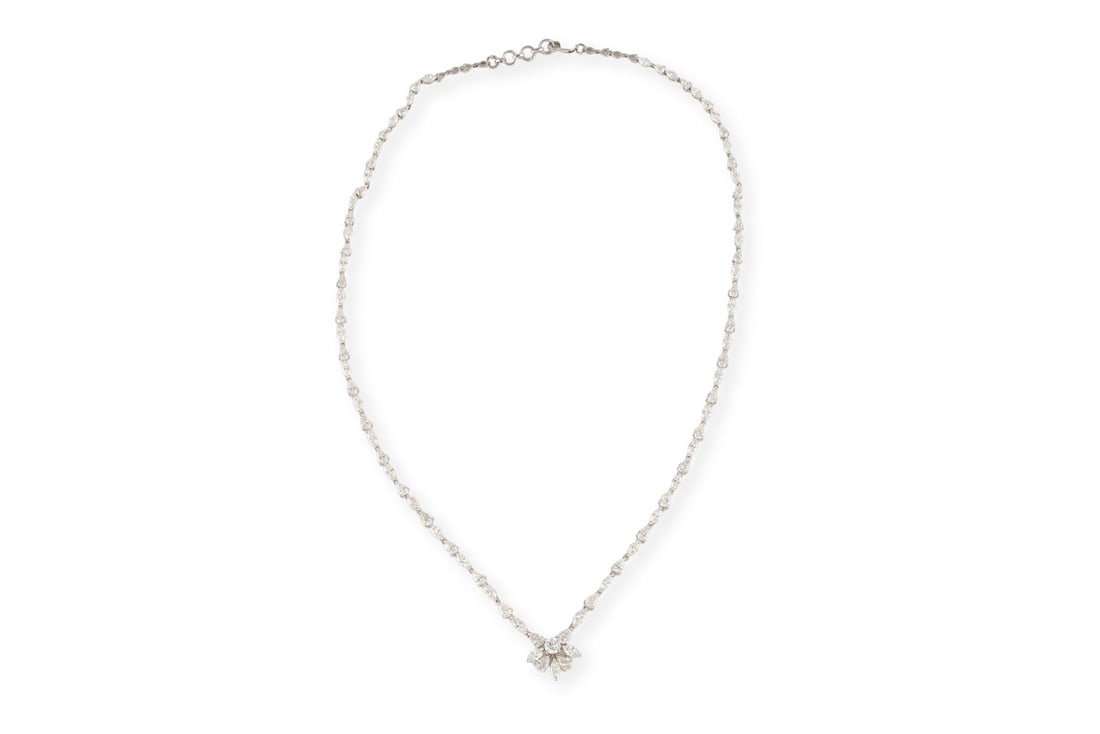 ZARTES DIAMANT COLLIER: ZARTES DIAMANT COLLIER WG 750. L.: ca. 42,0 cm. Ges.-Gew.: ca. 13,1 g. Collier, besetzt Diamanten in Marquise- und Brillantschliff, zus. ca. 8.72 ct.