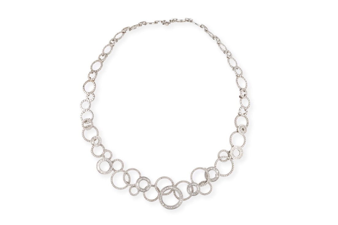 MODERNES DIAMANT COLLIER: MODERNES DIAMANT COLLIER WG 750. L.: ca. 45,0 cm. Ges.-Gew.: ca. 60,5 g. Modernes Design-Collier mit ineinander verflochtenen Kreisen, besetzt mit Diamanten in Brillant- und Baguetteschliff zus. ca.