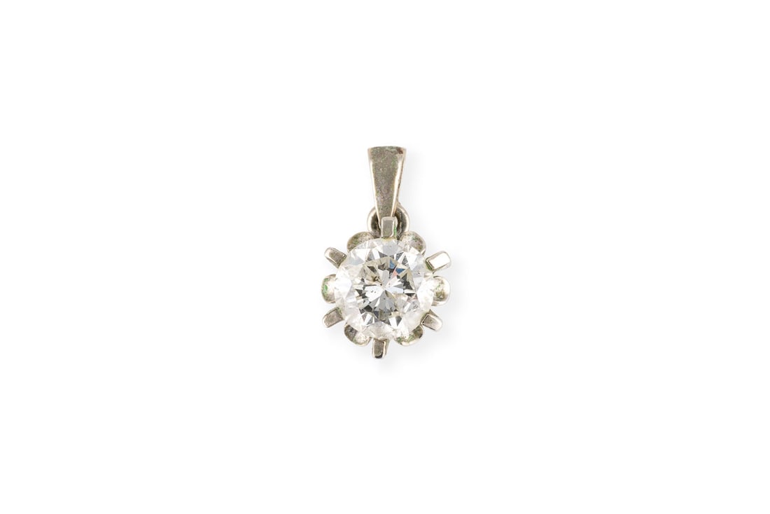 SOLITAER BRILLANT ANHAENGER: SOLITAER BRILLANT ANHAENGER WG 585. Masse: ca. 14,3 x 9,1 mm. Ges.-Gew.: ca. 1,6 g. Anhaenger, besetzt mit einem Brillanten von ca. 0.91 ct. H/P.