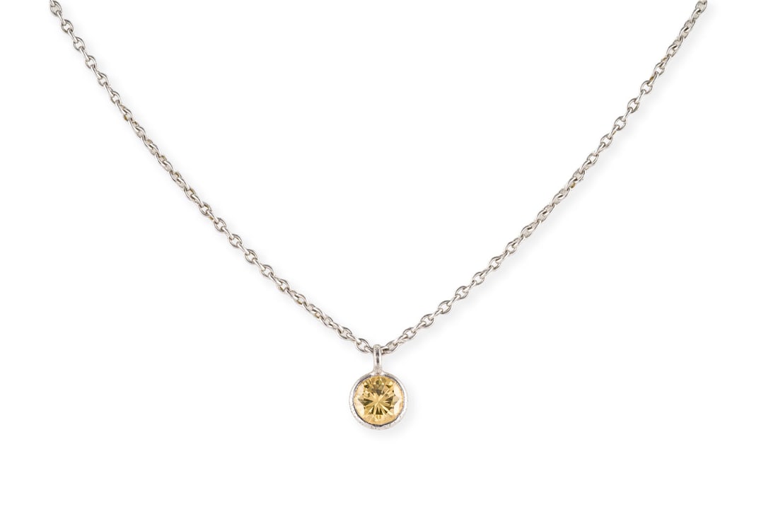 FANCY BRILLANT COLLIER: FANCY BRILLANT COLLIER WG 750. L.: ca. 40,0 cm. Ges.-Gew.: ca. 2,4 g. Collier mit einem Brillantanhaenger von ca. 0.45 ct Fancy Yellow/VS. Karabinerverschluss.