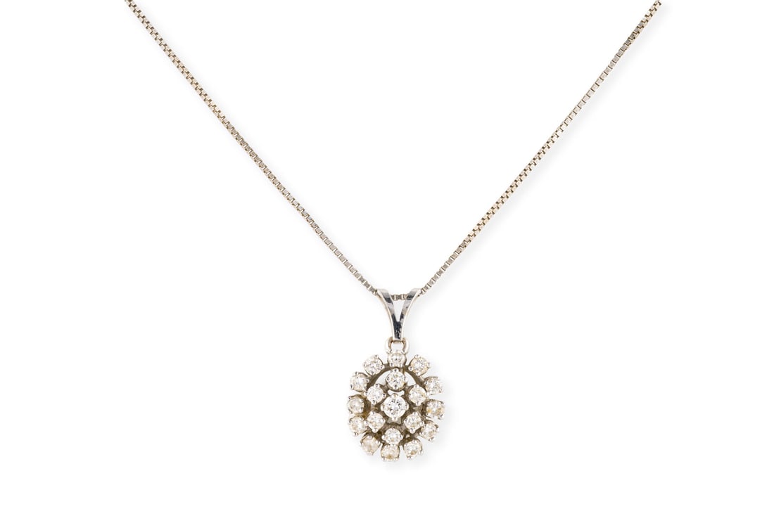 BRILLANT CLUSTER COLLIER: BRILLANT CLUSTER COLLIER WG 333/585. L.: ca. 45,0 cm. Ges.-Gew.: ca. 4,3 g. Collier mit Anhaenger besetzt mit Brillanten zus. ca. 0.75 ct.G-H/VVS-SI.