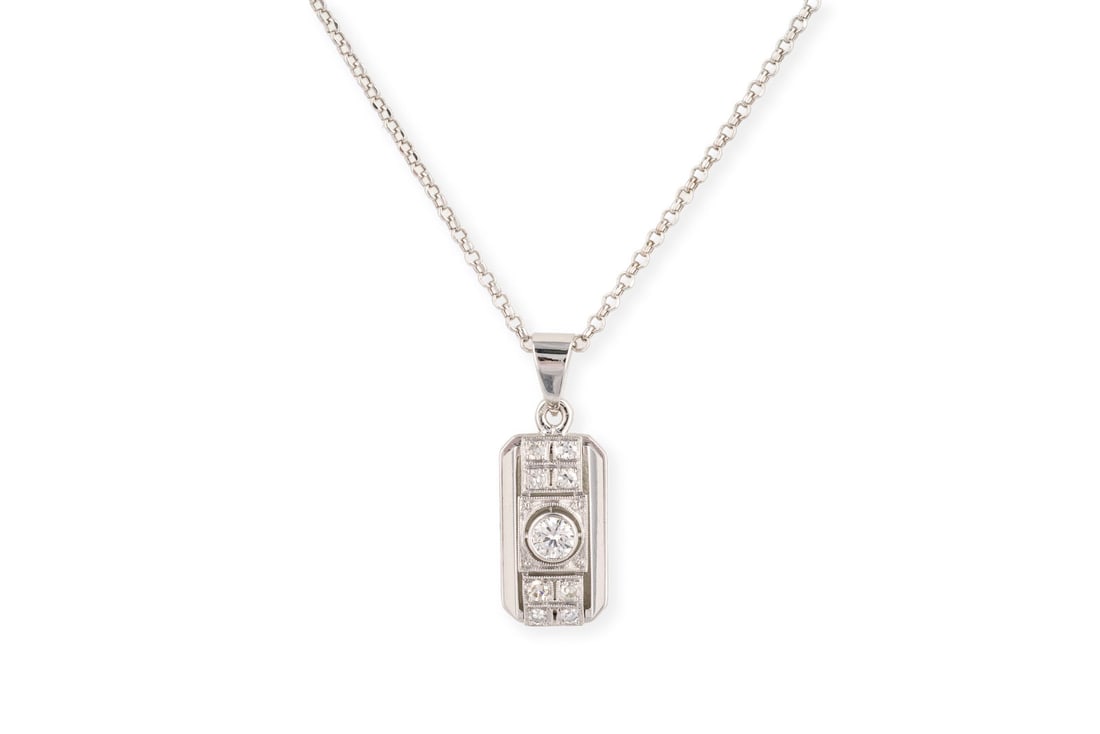 ART DECO COLLIER: ART DECO COLLIER WG 585. Masse: L.(Collier): ca. 45,5 cm. Ges.-Gew.: ca. 3,3 g. Collier mit einem Anhaenger im Art DEco Stil, besetzt mit Diamanten im Brillant- und 8/8-Schliff zus. ca. 0.30 ct.