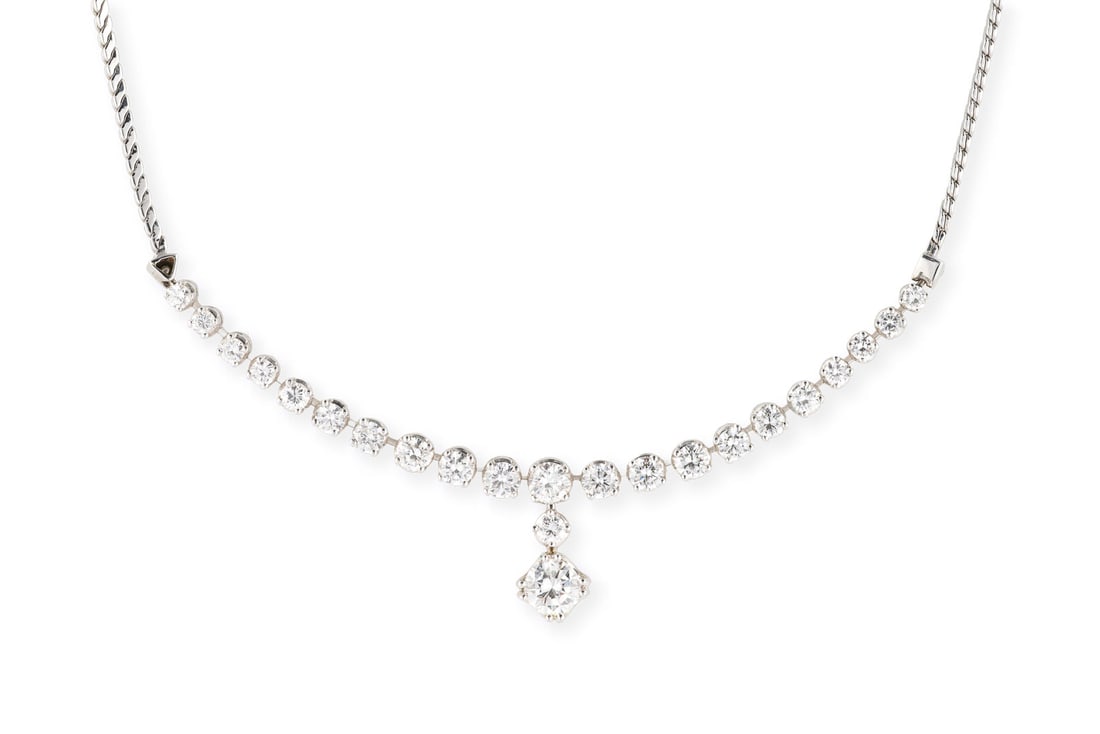 FUNKELNDES BRILLANT COLLIER: FUNKELNDES BRILLANT COLLIER WG 750. L.: ca. 40,5 cm. Ges.-Gew.: ca. 19,7 g. Collier mit integriertem Anhaenger, besetzt mit Brillanten zus. ca. 4.96 ct. F-G/VVS-SI Mittelstein (Anhaenger): ca. 1.10 ct
