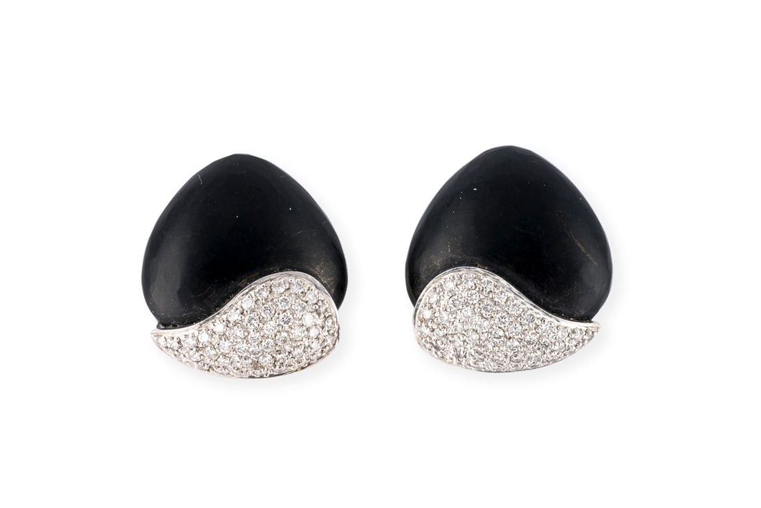 RETRO CLIPSTECKER: RETRO CLIPSTECKER WG 750. Masse: ca. 18,4 x 16,7 mm. Ges.-Gew.: ca. 11,3 g. Ohr-Clipstecker, besetzt mit wohl Onyx und Brillanten zus. ca. 0.45 ct.