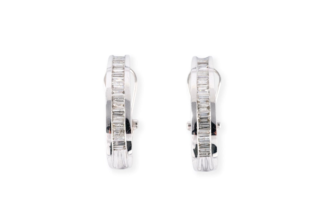 OVALE HALBCREOLEN: OVALE HALBCREOLEN WG 417 (10K). L.: ca. 24,5 mm. B.: ca. 5,1 mm. Ges.-Gew.: ca. 5,6 g. Halbcreolen mit Clipstecker, besetzt mit Diamanten im Trapez- und Baguetteschliff zus. ca. 0.52 ct.