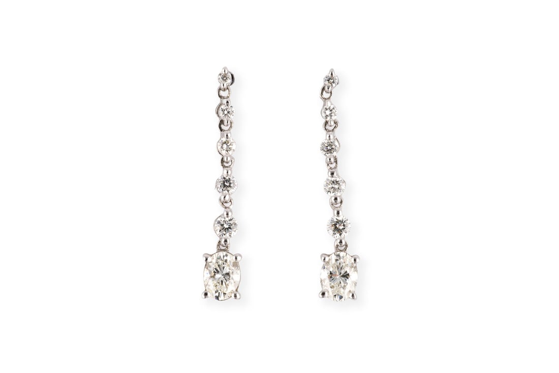 DIAMANT OHRHAENGER: DIAMANT OHRHAENGER WG 750. L.: ca. 18,0 mm. Ges.-Gew.: ca. 1,3 g. Lange Ohrhaenger mit zwei oval facettierten Diamanten zus. ca. 0.32 ct. und Brillanten zus. ca. 0.15 ct.