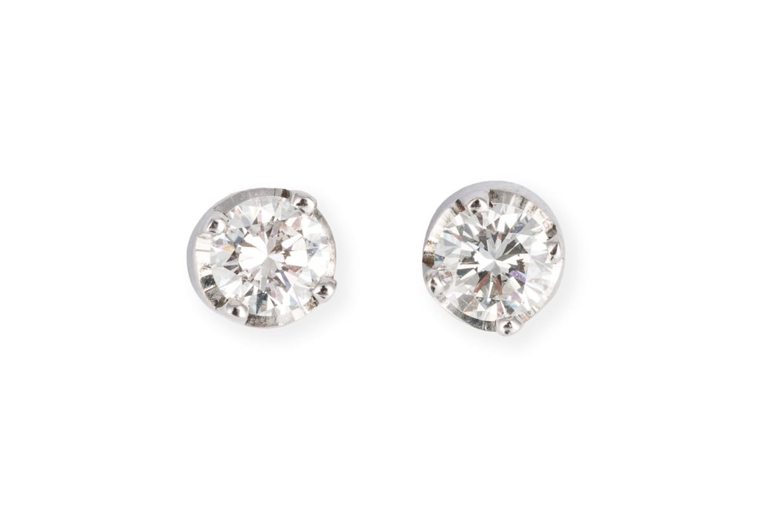 SOLITAER BRILLANT OHRSTECKER: SOLITAER BRILLANT OHRSTECKER WG 750. Masse: D.: ca. 5,0 mm. Ges.-Gew.: ca. 1,6 g. Ohrstecker, besetzt mit je einem Brillanten von ca. 0.25 ct. G/VS.