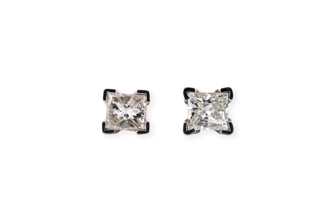 PRINCESS-CUT DIAMANT OHRSTECKER: PRINCESS-CUT DIAMANT OHRSTECKER AG/WG 585. Masse: ca. 4,6 x 4,9 mm. Ges.-Gew.: ca. 0,7 g. Ohrstecker, besetzt mit Diamanten im Princess-Schliff zus. ca. 0.46 ct. F-G/SI-P.