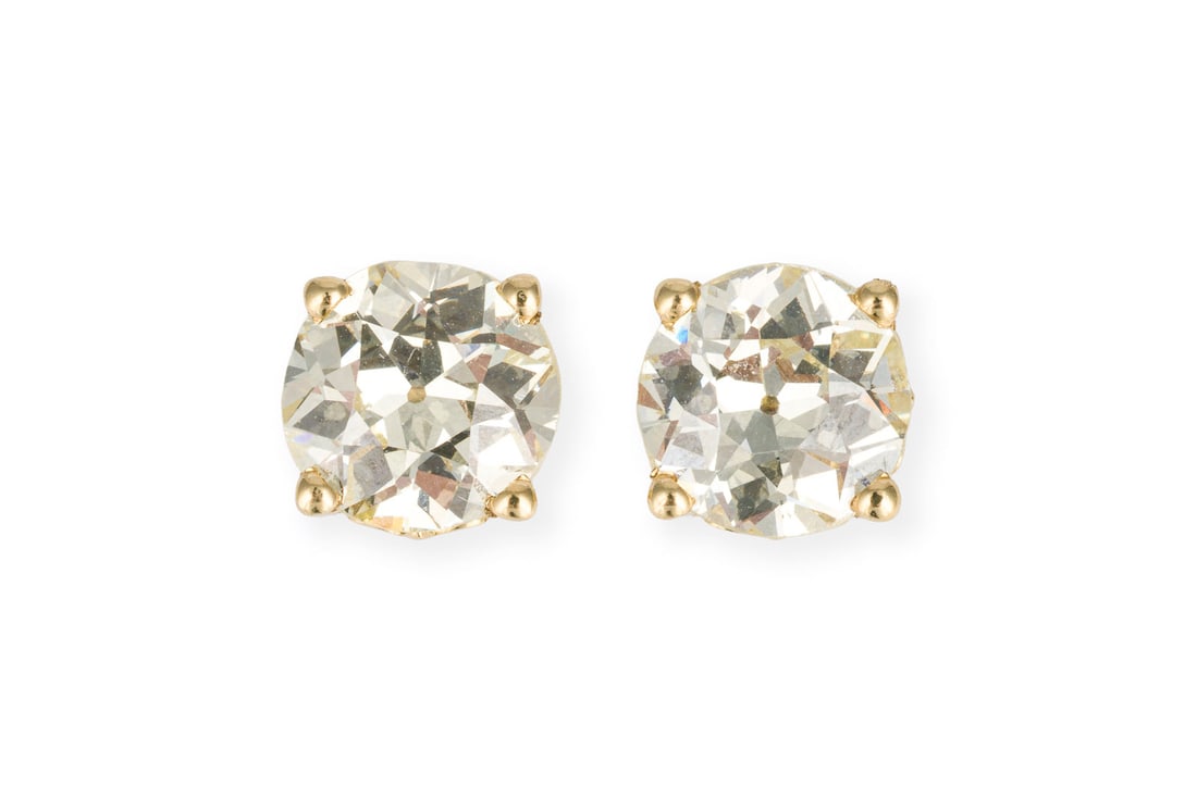 HERAUSRAGENDE DIAMANT OHRSTECKER 3.24 CT.: HERAUSRAGENDE DIAMANT OHRSTECKER 3.24 CT. GG 750. D.: ca. 7,6 mm. Ges.-Gew.: ca. 3,2 g. Ohrstecker, besetzt mit Diamanten (Old Mine Cut) zus. ca. 3.24 ct. M/VVS. Fluoreszent: schwach-mittel.