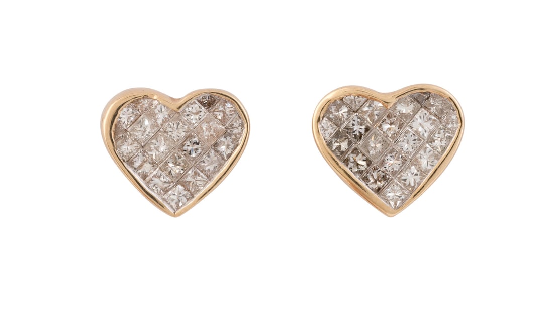 HERZ DIAMANT OHRSTECKER: HERZ DIAMANT OHRSTECKER GG 585. Masse: L. 9,1 mm, B.: ca. 10,5 mm. Ges.-Gew.: ca. 2,1 g. Mittelgrosse, Herzfoermige Ohrstecker, besetzt mit Diamanten im Princess-Schliff zus. ca. 0.50 ct. TW/VVS-P.