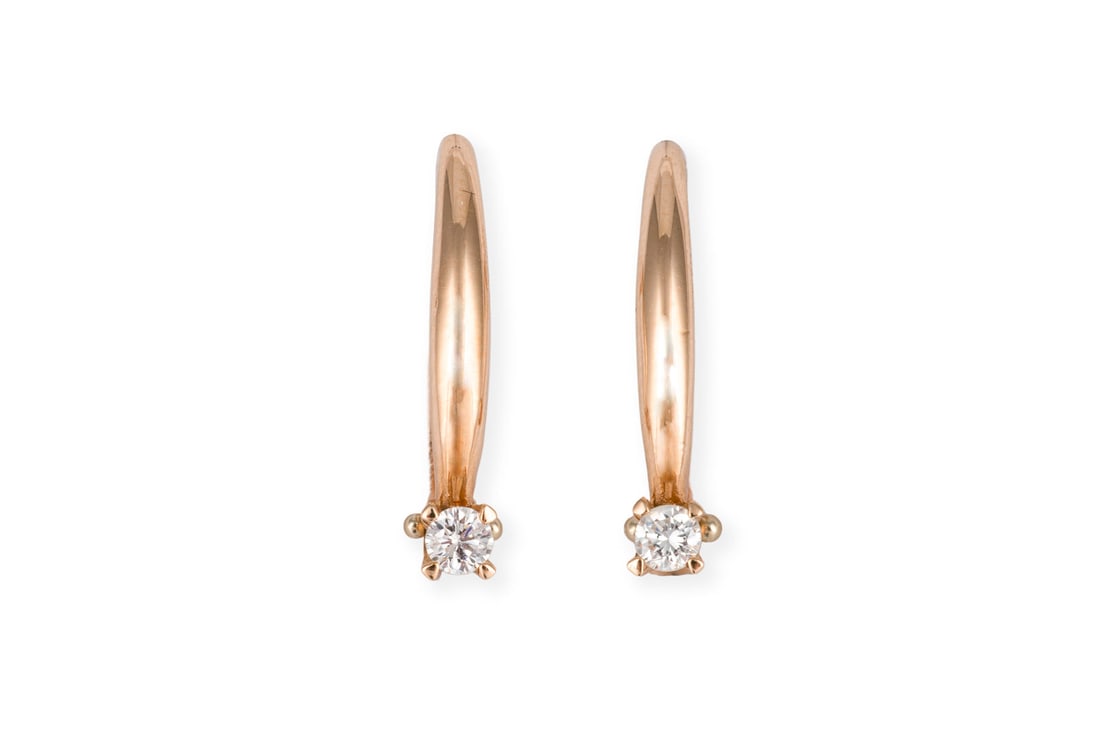 BRILLANT OHRRINGE: BRILLANT OHRRINGE RG 750. Masse: ca. 19,1 x 3,2 mm. Ges.-Gew.: ca. 3,5 g. Ohrringe mit Klappverschluss, besetzt mit Brillanten zus. ca. 0.16 ct. H-I/VS-SI.