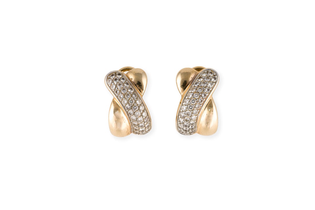 GEKREUZTE DIAMANT CLIPSTECKER: GEKREUZTE DIAMANT CLIPSTECKER GG 585. Masse: ca. 17,5 x 10,9 mm. Ges.-Gew.: ca. 9,4 g. Ohr-Clipstecker, besetzt mit Diamanten in PavE zus. ca. 0.65 ct.