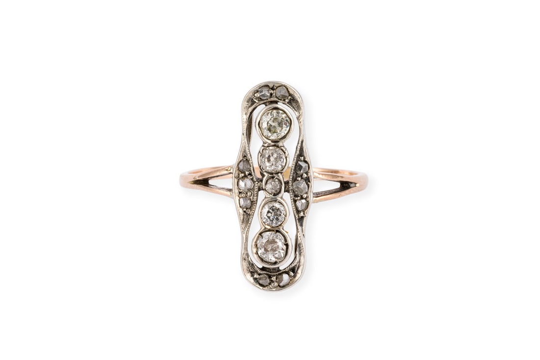 LANGER ART DECO RING: LANGER ART DECO RING AG/GG 585. Ringmass: ca. 56. Ringkopfmasse: ca. 22,8 x 9,1 mm. Ges.-Gew.: ca. 3,3 g. Art DEco Ring, besetzt mit Diamanten im Rosen- und Altschliff zus. ca. 0.50 ct.