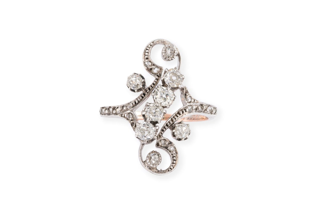 ZIERVOLLER JUGENDSTIL RING: ZIERVOLLER JUGENDSTIL RING AG/RG 750 (getestet). Ringmass: ca. 57. Ringkopfmasse: ca. 25,0 x 12,7 mm. Ges.-Gew.: ca. 4,8 g. Ring, besetzt mit Diamanten im Alt- und Rosenschliff zus. ca. 1.00 ct. G-H/V