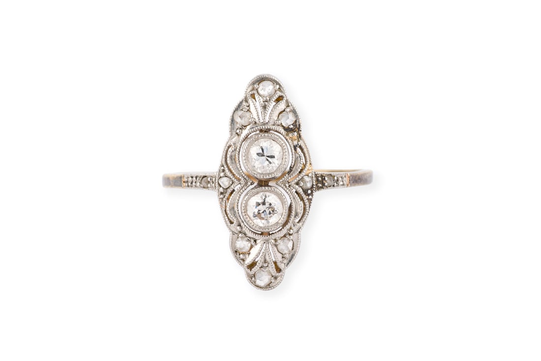 ART DECO SCHIFFCHEN RING: ART DECO SCHIFFCHEN RING PT/GG 585. Ringmass: ca. 55,5. Ringkopfmasse: ca. 19,3 x 9,0 mm. Ges.-Gew.: ca. 2,2 g. Ring besetzt mit 2 zentralen Diamanten im Altschliff zus. ca. 0.20 ct. G/VS, sowie